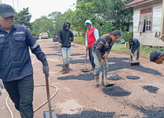 Dinas PUPR Berau Lakukan Perbaikan Jalan Berlubang di Wilayah Gunung Panjang