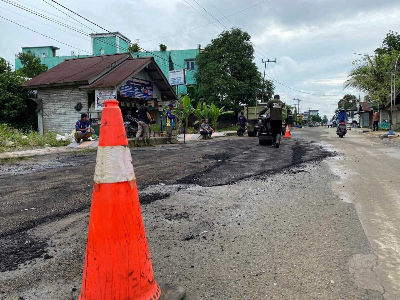 Tak Kunjung Diperbaiki, Jalan Rusak Mangga III Bahayakan Pengguna Jalan
