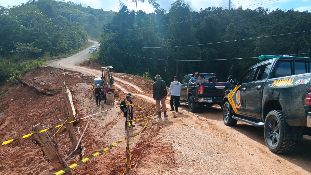 Akses Jalan Penghubung Tiga Kampung Longsor, DPUPR Berau Lakukan Perbaikan Darurat